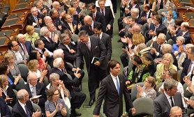 Os membros do novo ministério Liberal chegam para ser empossados no Queen’s Park em Toronto na terça-feira, 24 de junho, 2014. THE CANADIAN PRESS/Nathan Denette