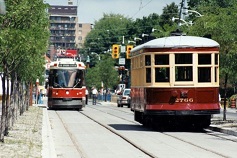 Um elétrico Peter Witt corre ao lado de um carro moderno na linha 510 Spadina em Toronto, numa foto de arquivo sem data. TTC