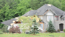 Uma casa danificada em New Tecumseth, Ontário, é vista nesta foto, após a passagem de um tornado ontem à tarde