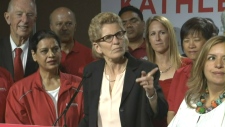 Kathleen Wynne responde a uma pergunta de um repórter, durante um comício de campanha em Vaughan na quarta-feira, 4 de junho, 2014