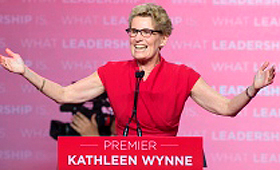 A líder do partido Liberal do Ontário, Kathleen Wynne, fala aos apoiantes, depois de vencer a eleição do Ontário, em Toronto. 12 de junho de 2014. (The Canadian Press / Frank Gunn)