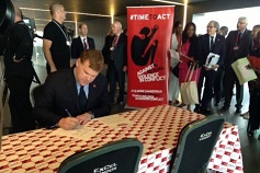 O ministro dos Negócios Estrangeiros John Baird participa na reunião dos ministros das Relações Exteriores na Nigéria, durante a sua visita a Londres, Reino Unido, 12 de junho de 2014. Divulgação / DFATD