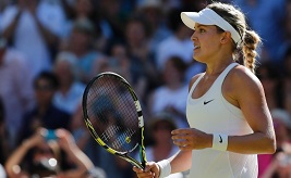 Eugenie Bouchard após a vitória nas meias-finais do torneio de Wimbledon. (AP Photo/Ben Curtis)