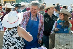 O primeiro-ministro Stephen Harper serve panquecas no Calgary Stampede - 5 de julho de 2014. TWITTER/@pmharper