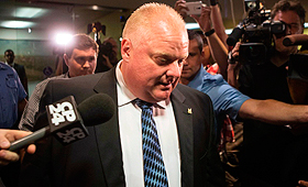 Rob Ford deixa o seu gabinete na Câmara Municipal de Toronto - 30 de junho de 2014, no seu primeiro dia de regresso ao trabalho, após a sua estadia numa clínica de reabilitação. THE CANADIAN PRESS/Chris Young