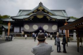 MINISTRO JAPONÊS VISITA CONTROVERSO SANTUÁRIO DE HOMENAGEM A MORTOS NA GUERRA