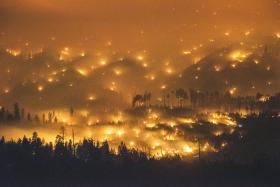 INCÊNDIO NA CALIFÓRNIA OBRIGA À EVACUAÇÃO DE MAIS DE 1.500 CASAS