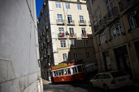 TURISTAS ESPERAM QUASE UMA HORA PARA APANHAR ELÉTRICO QUE OS LEVA PELAS RUAS HISTÓRICAS DA CAPITAL