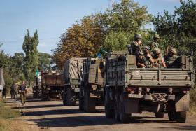 UCRÂNIA: PRIMEIROS CAMIÕES RUSSOS CHEGARAM AO CENTRO DE LUGANSK