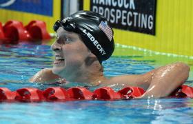 JOVEM NADADORA KATIE LEDECKY BATE RECORDE MUNDIAL DOS 400 METROS LIVRES