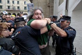 POLÍCIA USA BASTÕES PARA DISPERSAR MANIFESTAÇÃO CONTRA MERKEL NA GALIZA