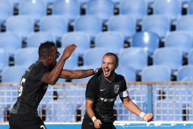 VITÓRIA DE GUIMARÃES VENCE NO RESTELO E LIDERA I LIGA