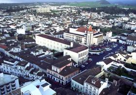 INCÊNDIO DE “GRANDES PROPORÇÕES” EM EDIFÍCIO NO CENTRO HISTÓRICO DE PONTA DELGADA