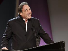 OLIVER STONE ESTARÁ NO PORTO NO DIA 26 E RECEBERÁ MEDALHA DE OURO DA CIDADE