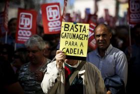 FRENTE COMUM REALIZA PLENÁRIO QUE TERMINARÁ COM DESFILE DE PROTESTO