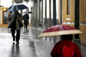 MAU TEMPO AGRAVA-SE AO FIM DO DIA COM CHUVA E VENTO FORTES, ALERTA ANPC