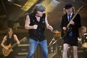 MÚSICO MALCOLM YOUNG DOS AC/DC INTERNADO COM DEMÊNCIA