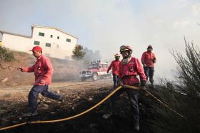 MAIS DE 400 OPERACIONAIS COMBATEM QUATRO FOGOS FLORESTAIS NA GUARDA