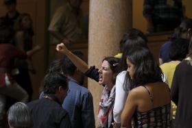 MANIFESTANTES GRITAM POR DEMISSÃO DE NUNO CRATO NAS GALERIAS DO PARLAMENTO