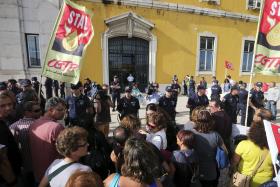 POLÍCIA IMPEDE TENTATIVA DE ENTRADA DE MANIFESTANTES NO MINISTÉRIO DAS FINANÇAS