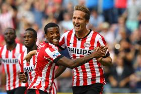 PSV EINDHOVEN GOLEIA E MANTÉM LIDERANÇA DA LIGA HOLANDESA DE FUTEBOL