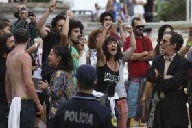 PNR PASSEOU PELO MARTIM MONIZ, COM PROTESTOS DE JOVENS QUE GRITARAM “FASCISMO NUNCA MAIS”