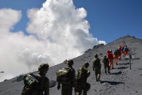 ERUPÇÃO VULCÂNICA NO JAPÃO CAUSOU QUATRO MORTOS, MAS AS AUTORIDADES TEMEM QUE HAJA MAIS 27