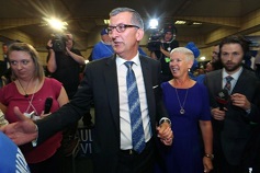 Paul Davis faz o seu caminho através da multidão de partidários, depois de ganhar a liderança provincial do Partido Conservador Progressivo em St. John's - 13 de setembro de 2014 The Canadian Press / Paul Daly