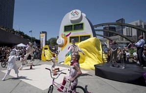 O relógio de contagem decrescente para os Pan-Am Games foi revelado em Toronto em 11 de julho de 2014. The Canadian Press / Chris Young