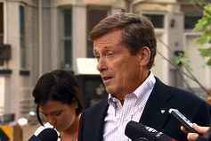 Candidato a presidente John Tory fala com os repórteres em Toronto - 17 de julho de 2014. CityNews