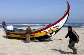 EMBARCAÇÃO DE ARTE XÁVEGA AFUNDA-SE JUNTO À PRAIA DE VIEIRA DE LEIRIA