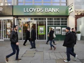 LLOYDS PLANEIA CORTAR MAIS 9.000 EMPREGOS NOS PRÓXIMOS TRÊS ANOS, BBC