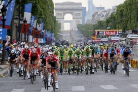 TOUR 2015 CORTA NOS CONTRARRELÓGIOS E DEIXA ALPE D´HUEZ “ÀS PORTAS” DE PARIS