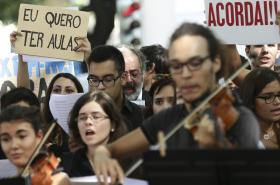 PROFESSORES, PAIS E ALUNOS DO CONSERVATÓRIO NACIONAL PROTESTAM CONTRA ATRASO NAS AULAS