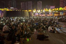 CENTENAS DE JOVENS JUNTAM-SE EM PROTESTO, MACAU SOLIDÁRIOS COM HONG KONG