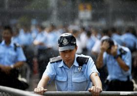 HONG KONG: PEQUIM DIZ APOIAR A AÇÃO MUSCULADA DA POLÍCIA