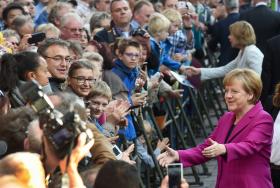 ANGELA MERKEL  PEDE À CHINA RESPEITO PELOS DIREITOS CÍVICOS EM HONG KONG