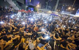 HONG KONG: MULTIDÃO NAS RUAS PARA CONTESTAR VIOLÊNCIA SOBRE MANIFESTANTES PRÓ-DEMOCRACIA