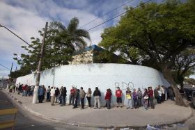 BRASIL/ELEIÇÕES: BRASILEIROS VIOLAM LEI ELEITORAL PARA TIRAR “SELFIES”