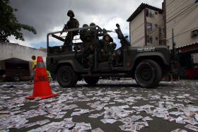 16 POLÍCIAS PRESOS POR EXIGIR DINHEIRO DE RESGATE DE TRAFICANTES NO RIO DE JANEIRO