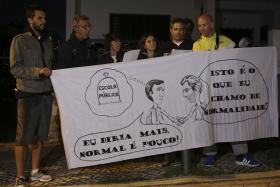 TREZE PROFESSORES PROTESTAM JUNTO À PORTA DE CASA DO MINISTRO DA EDUCAÇÃO