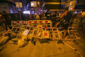 HONG KONG: POLÍCIA NOS LOCAIS DE PROTESTO COMEÇA A LEVANTAR BARRICADAS