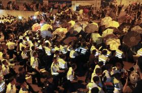 SUSPENSOS SEIS AGENTES DA POLÍCIA APÓS AGRESSÃO A MANIFESTANTE EM HONG KONG