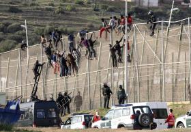 CERCA DE 50 IMIGRANTES ILEGAIS ENTRAM EM MELILLA, ESPANHA