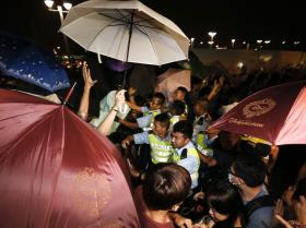 POLÍCIA DE HONG KONG VOLTA A CARREGAR SOBRE MANIFESTANTES PRÓ-DEMOCRACIA