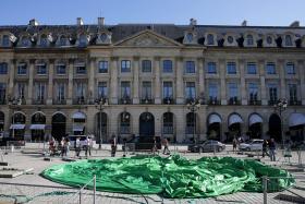 ARTISTA RECUSA-SE A REINSTALAR OBRA VANDALIZADA EM PARIS