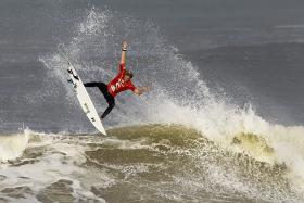 JOHN JOHN FLORENCE E MICK FANNING NOS “QUARTOS” DO MOCHE RIP CURL PRO PORTUGAL