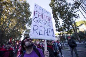 DEZENAS DE MILHARES DE PESSOAS MANIFESTARAM-SE EM ROMA CONTRA A REFORMA LABORAL