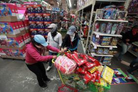 ESTUDANTES MEXICANOS SAQUEIAM SUPERMERCADOS EM PROTESTO CONTRA DESAPARECIMENTO DE COLEGAS