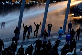 CONFRONTOS EM COLÓNIA COM ‘HOOLIGANS’ FERIRAM 44 POLÍCIAS